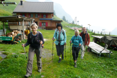 Guten Mutes zieht die Wandergruppe bei der Musenalp los.