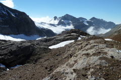 In der Bildmitte der Blüemlisalpfirn mit dem Schlossstock und dem Engelberger Rotstock (rechts).